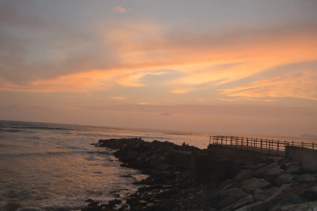 Costa Verde de Lima al atardecer. Fotografía de archivo de 2018.