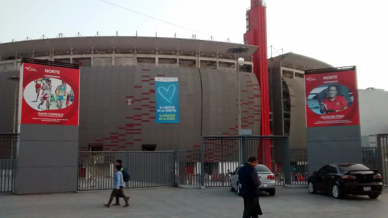 Fachada y acceso norte del Estadio Nacional del Perú, en Lima. Fotografía de archivo de 2017.