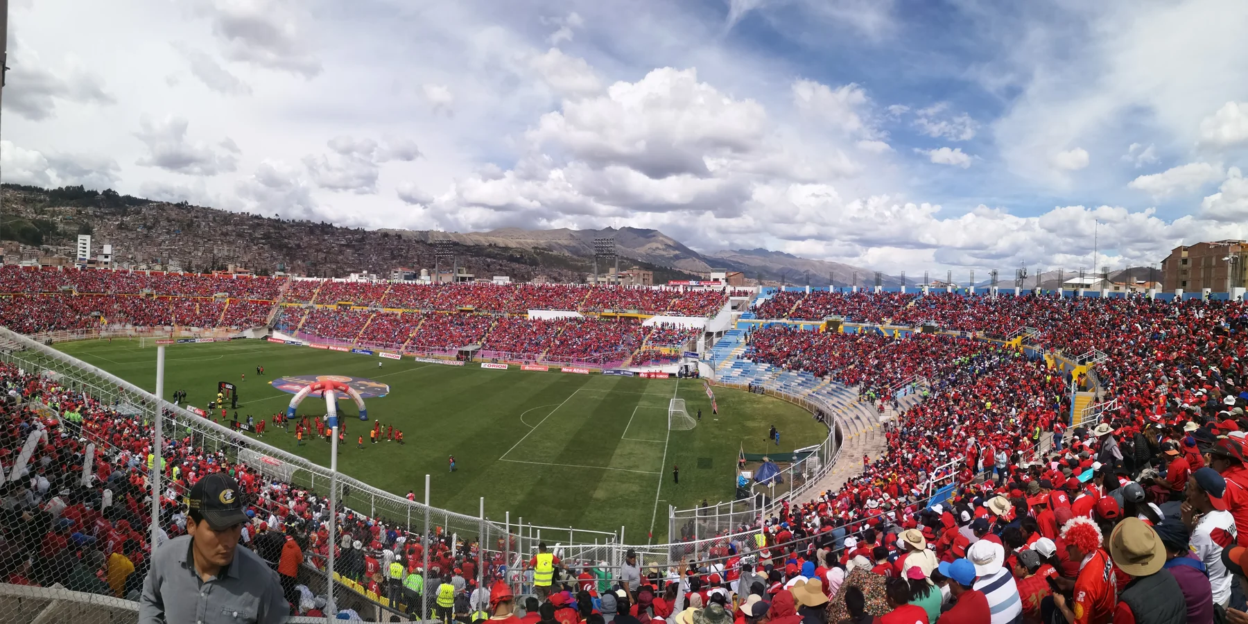Vista del estadio Inca Garcilaso de la Vega, en Cusco, con la hinchada de Cienciano el 10 de noviembre de 2019. Fotografía de archivo.