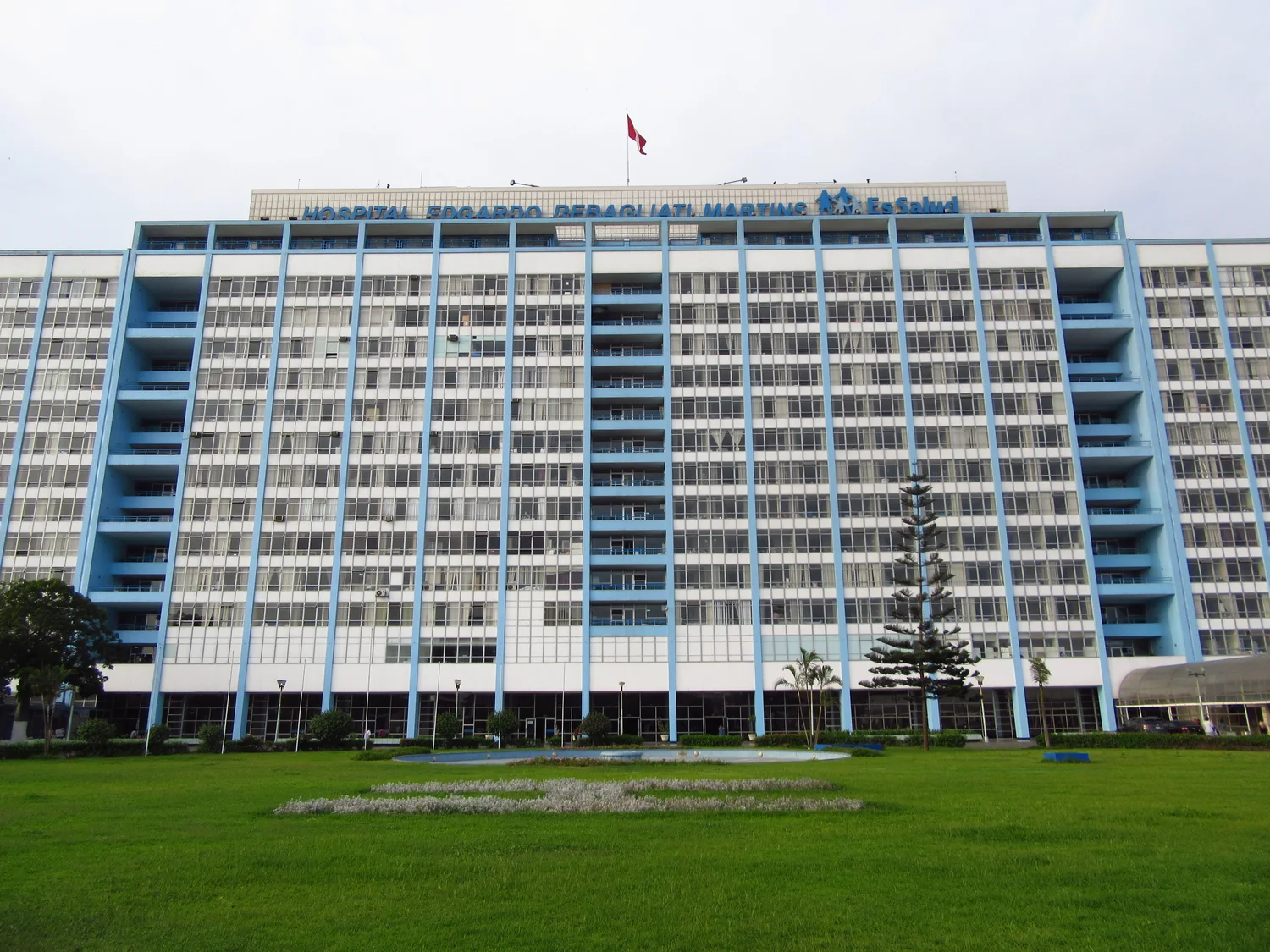 Fachada del Hospital Nacional Edgardo Rebagliati Martins, con el letrero de EsSalud, en Lima. Fotografía de archivo de 2017.