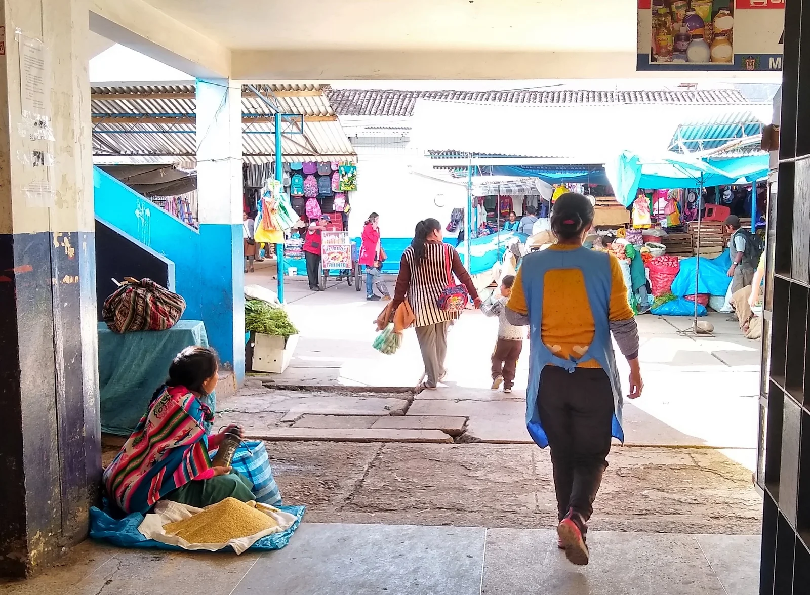 Comercio de alimentos en el mercado de Calca, Cusco. Imagen de contexto de 2019; no corresponde a Puno.
