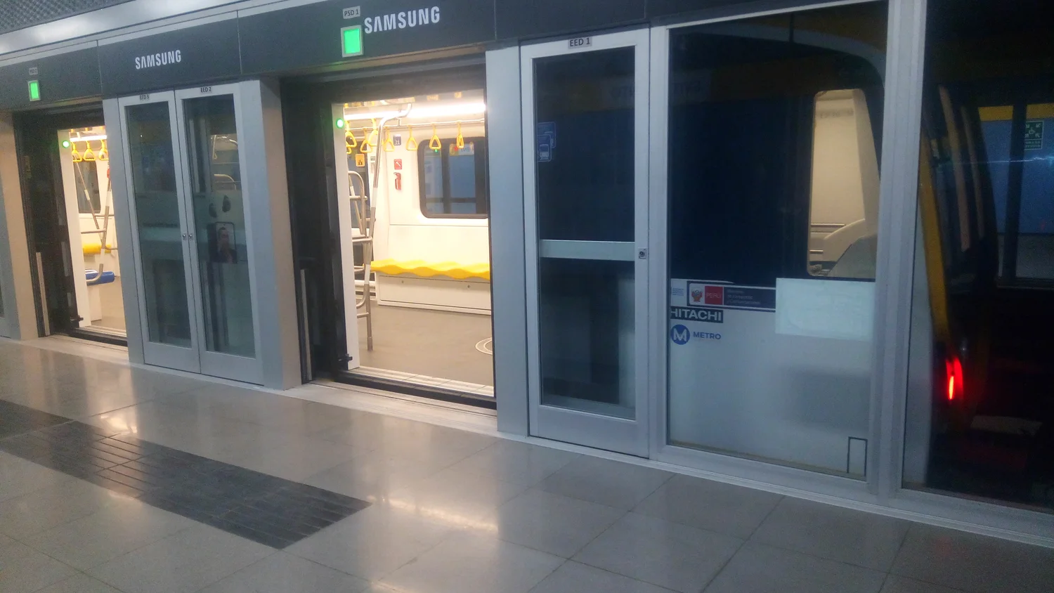 Tren de la Línea 2 del Metro de Lima y Callao detenido junto a las puertas del andén. Fotografía de archivo de 2024.