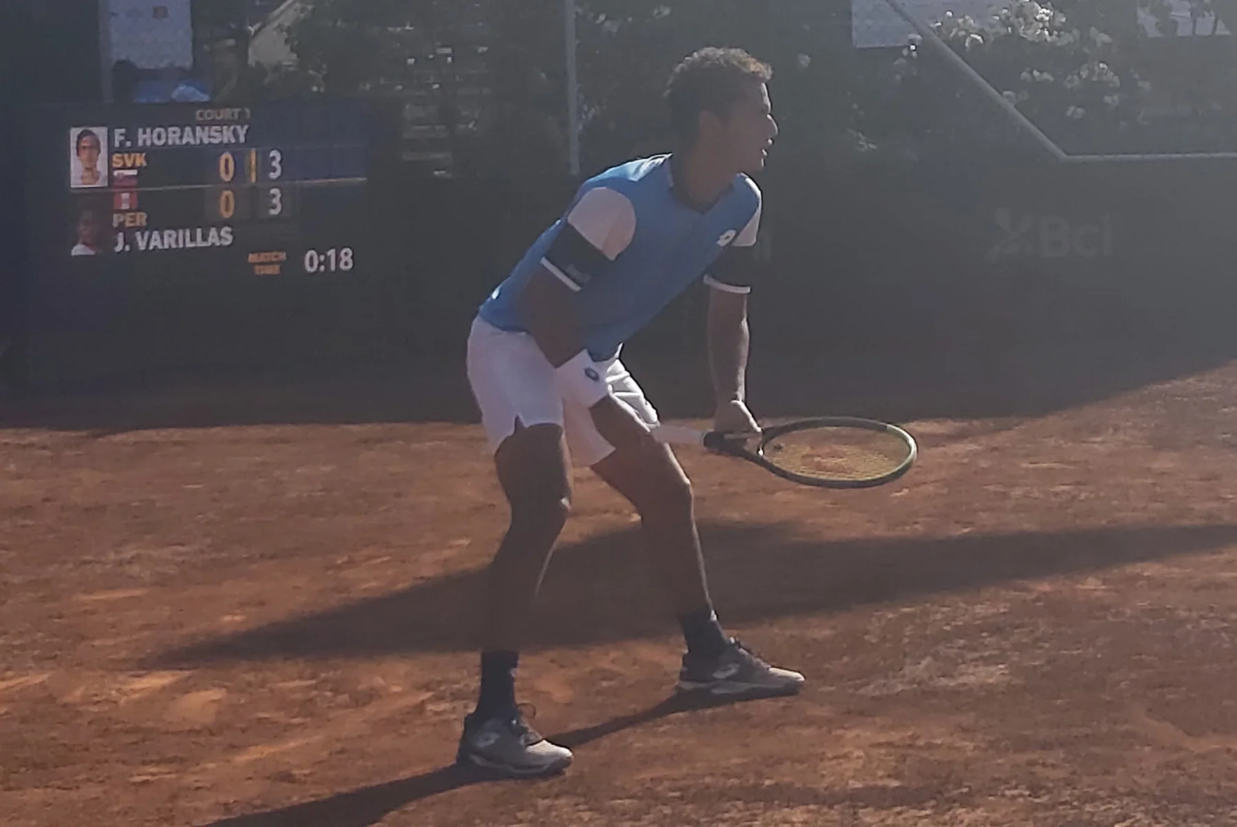 Juan Pablo Varillas espera el saque sobre una cancha de arcilla durante el Chile Open de 2020. Fotografía de archivo.