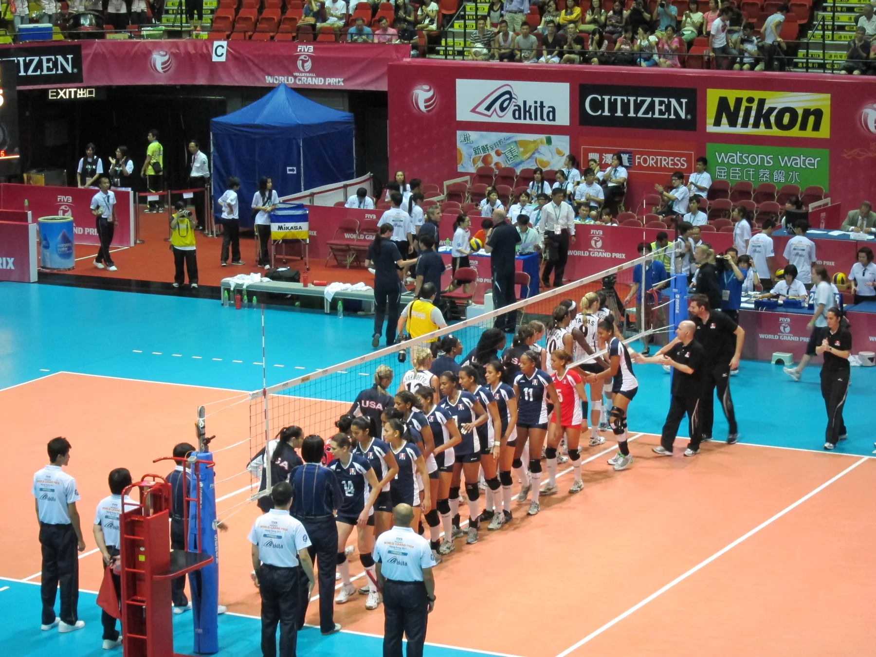 Jugadoras de Perú y Estados Unidos se saludan junto a la red en el World Grand Prix de vóley de 2011 en Hong Kong. Fotografía de archivo.